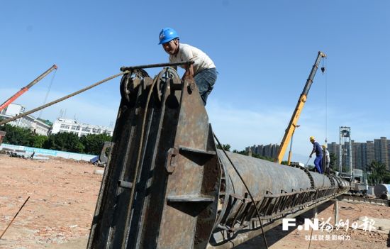 　工人在奥体颐养中心建设工地安装桩机。